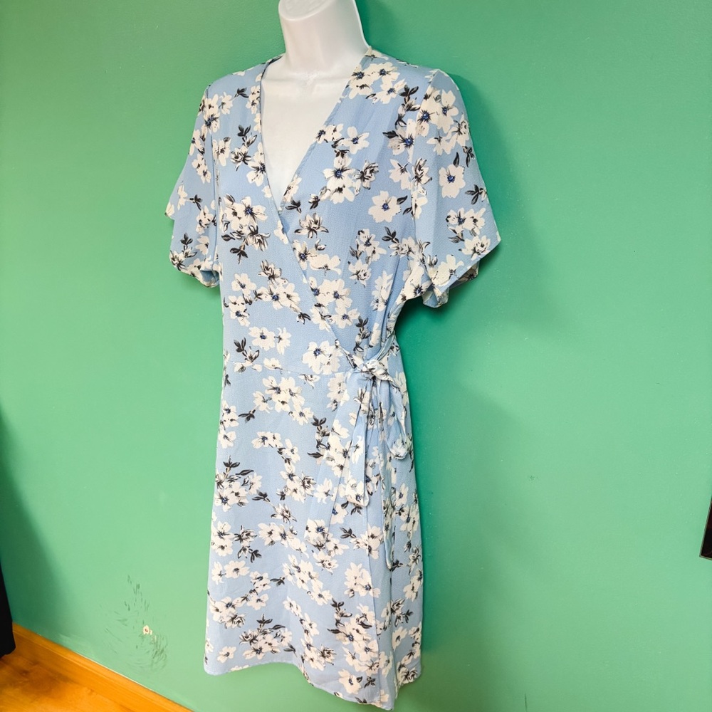 Fashion To Figure Blue White Floral Short Ruffle Sleeve Wrap Dress Size 1 14/16 - Picture 6 of 10
